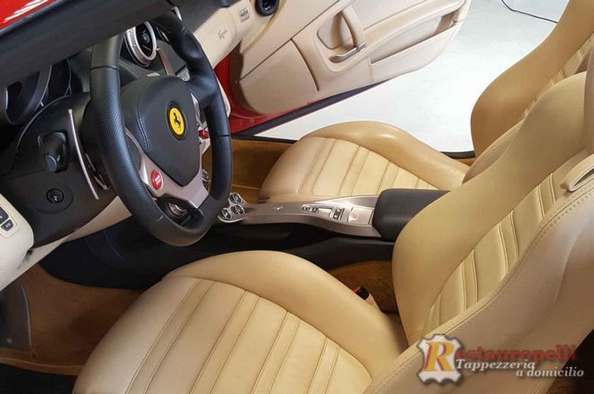 Restauriamo interni auto in pelle.